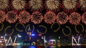 Как Хонг Конг галопира към просперитет със спектакъла с фойерверки по случай Лунната Нова година