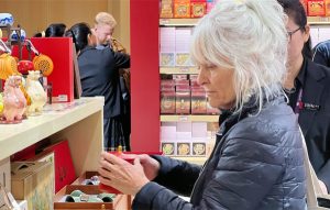 Ново културно пространство се отваря на столичното летище в Пекин, за да насърчи „Пазаруването в Китай“