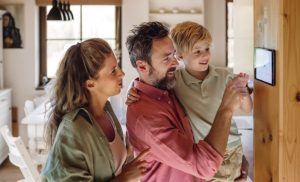 68% от хората, живеещи в домакинства в ЕС, притежават свой дом