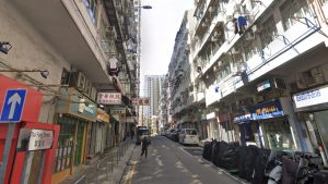 Майка арестувана, след като момче, на 12 години, каза на полицията, че го е била с ратанова бастун