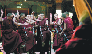 13 тибетски монаси преминават дебатен изпит, за да получат диплома